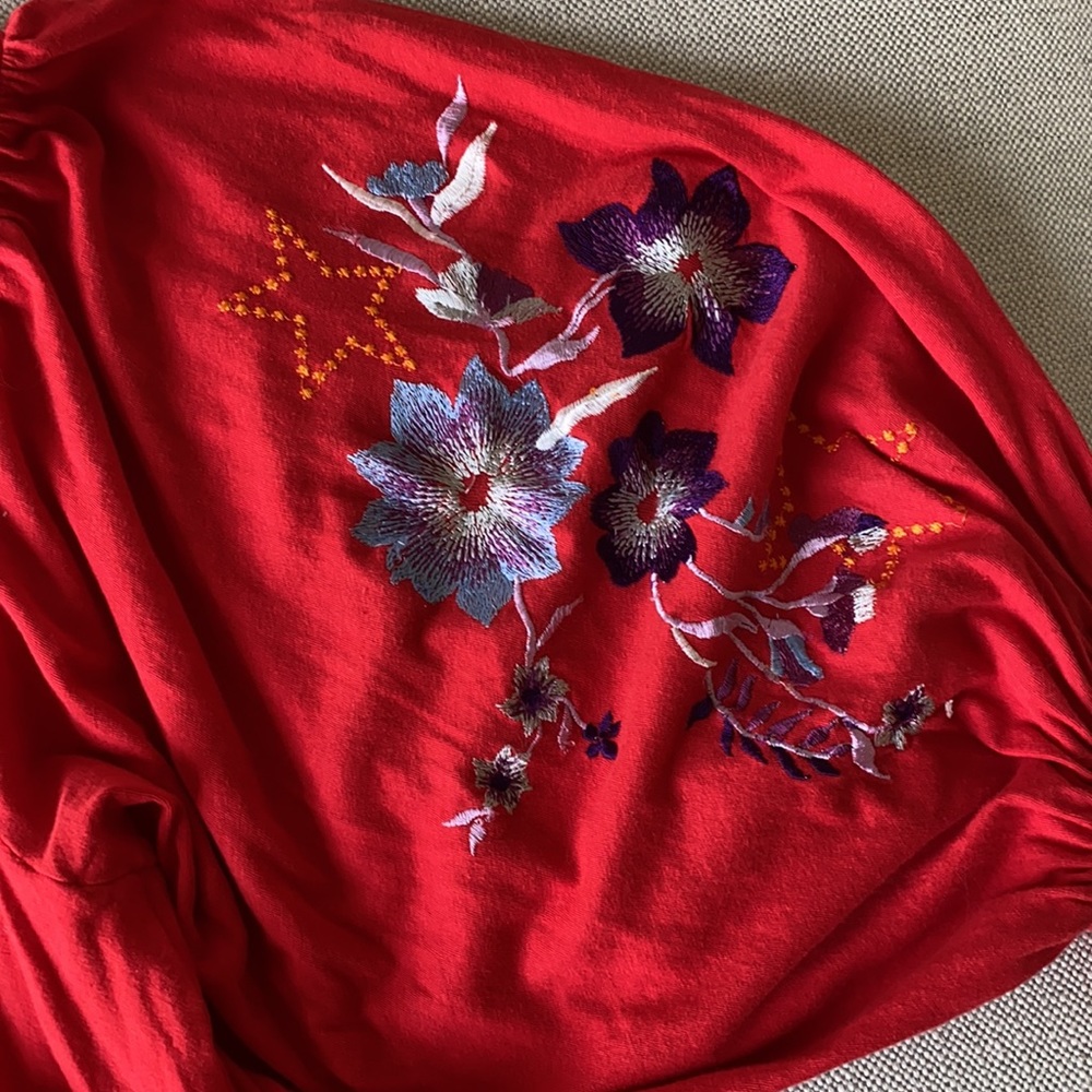 Red blouse - Picture 4 of 9